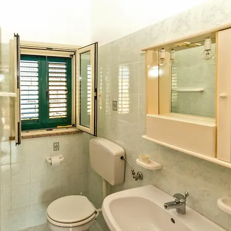 Pomelia -