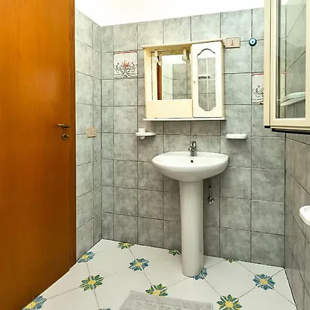Pomelia -